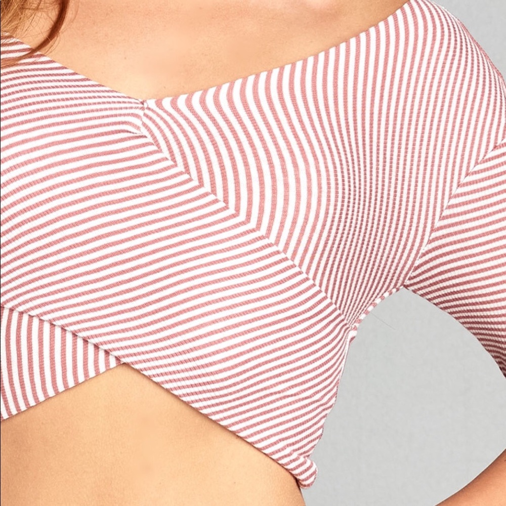 🌿Elbow Sleeve Crop Top🌿 - Picture 5 of 5